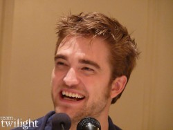 Conférence de Presse - Robert Pattinson pour Breaking Dawn, part 1 98a9ee157479580