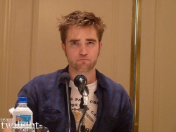 Conférence de Presse - Robert Pattinson pour Breaking Dawn, part 1 C95b2a157479245