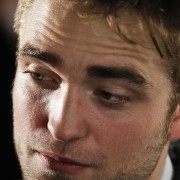 8 Diciembre-Recopilacion de fotos en HQ de acercamientos al bello rostro de Robert Pattinson 7c0b6f163373043