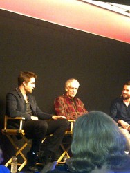 2 Junio - Rob y Cronenberg en el Q&A de Cosmopolis en Apple Store en Londres!!!!  90a24a193438137