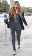 Amanda Bynes - in Jeans..... - Beverly Hills candids - 11 giu 09 0aeebe39034553