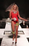 Pamela Anderson - In Costume in Passerella, Miami, 14ott09 Cd4db052419153