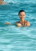 Christina Ricci, Paparazzata in Bikini, Miami Beach, 31 ottobre 09 A203ef54341238