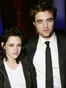 Robsten - Imagenes/Videos de Paparazzi / Estudio/ Eventos etc. - Página 7 88fccb183979195