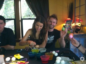 8 Abril - Peter y Nikki pintando huevos de Pascua!!! 1a6173183840769