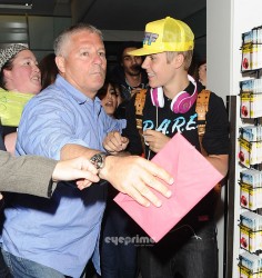 [Avril 2012] Justin arrivant à Londres B6767d186715556