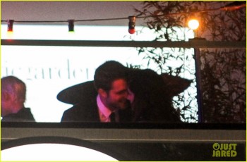 Robsten - Imagenes/Videos de Paparazzi / Estudio/ Eventos etc. - Página 7 A6fb40191872789