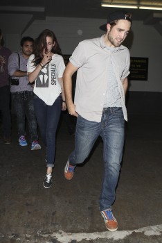 Robsten - Imagenes/Videos de Paparazzi / Estudio/ Eventos etc. - Página 8 957229202345193