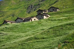 Todas as minhas irmãs - Ingrid Passos Noturnos (CONCLUÍDA) Cabanas-tradicionais-da-montanha-cumes-italianos-o-vale-de-aosta-32380236