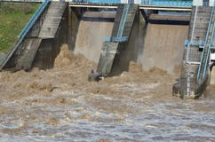 un lieu de tournage de Martin 31 janvier trouvé par Pitchoune Eaux-d-inondation-au-dessus-d-un-barrage-45970613