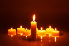 Le Chapelet à Lourdes - Page 16 Plusieurs-petites-bougies-dans-une-rang%C3%A9e-63564217