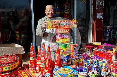 Foto Conexion - Página 13 Pengzhou-china-hombre-que-vende-los-fuegos-artificiales-del-da-de-fiesta-15039220