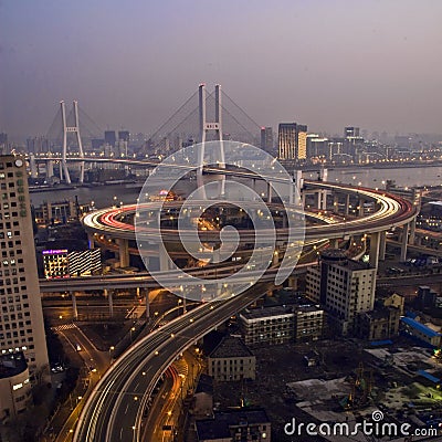 Arhitektura koja spaja ljude - Mostovi Shanghai-traffic-nanpu-bridge-night-12542189