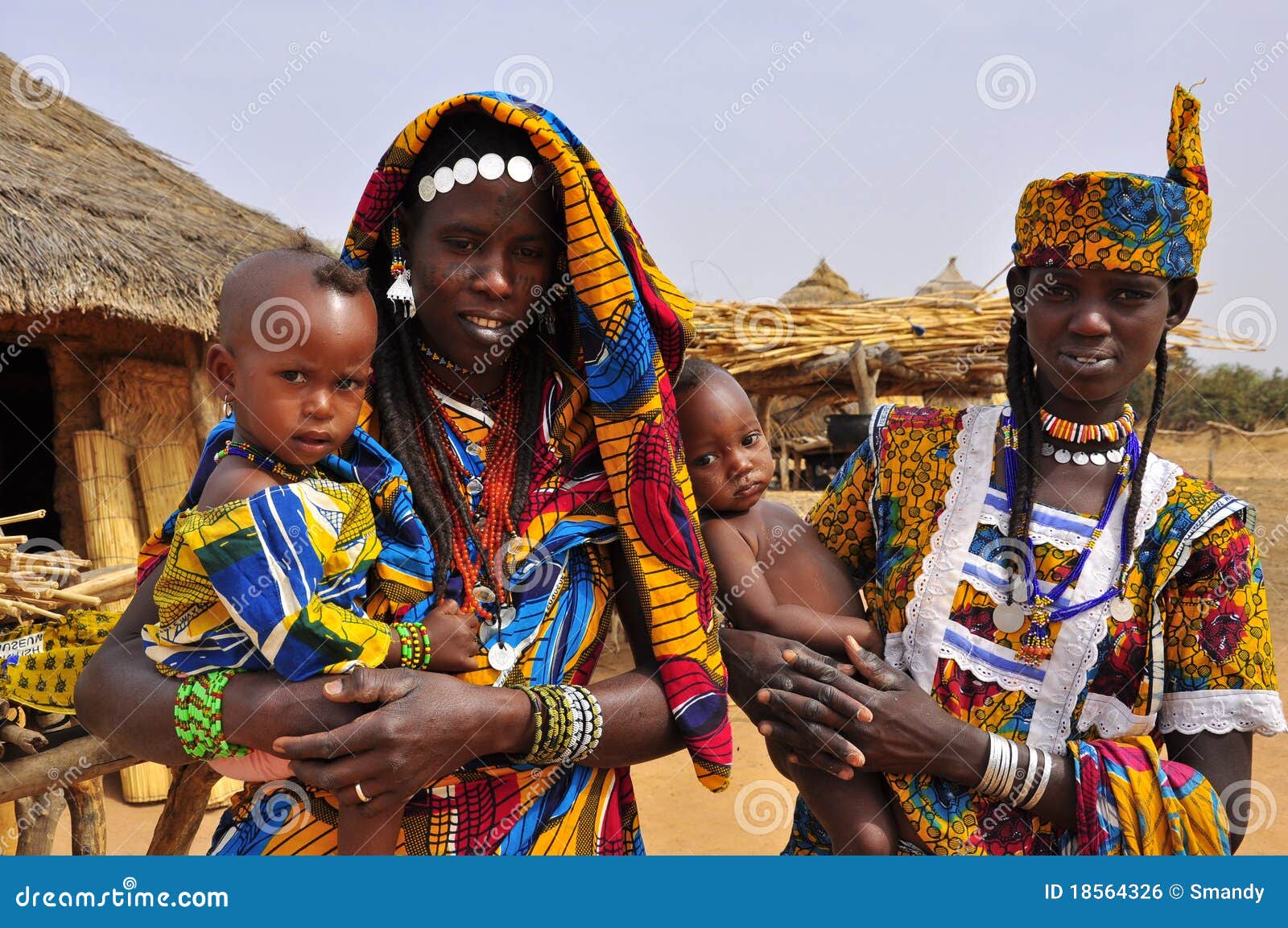 .. un viaje a la sabana africana ... - Página 10 Alineadas-africanas-tradicionales-mujeres-con-los-ni%C3%B1os-18564326