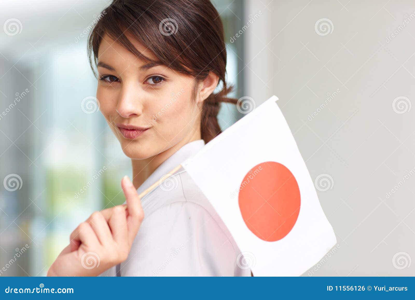 [Aventura]: Os Escolhidos - Página 21 Beautiful-young-woman-holding-japanese-flag-11556126