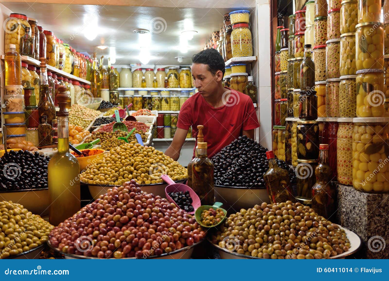 les éléments - Page 16 L-homme-commerce-les-olives-vertes-sur-un-march%C3%A9-marrakech-maroc-60411014