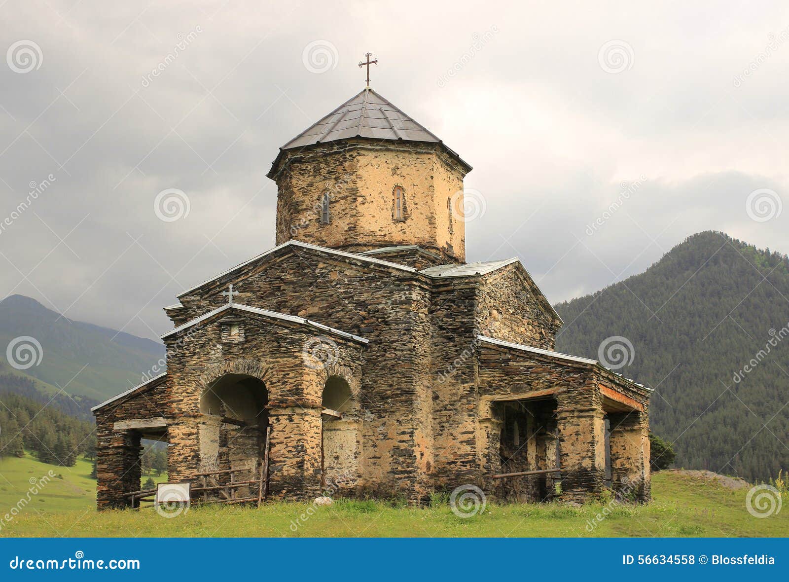 Aventura 11 - El Valor de la Sangre - Página 3 La-iglesia-en-el-pueblo-de-shenako-regi%C3%B3n-de-tusheti-georgia-56634558