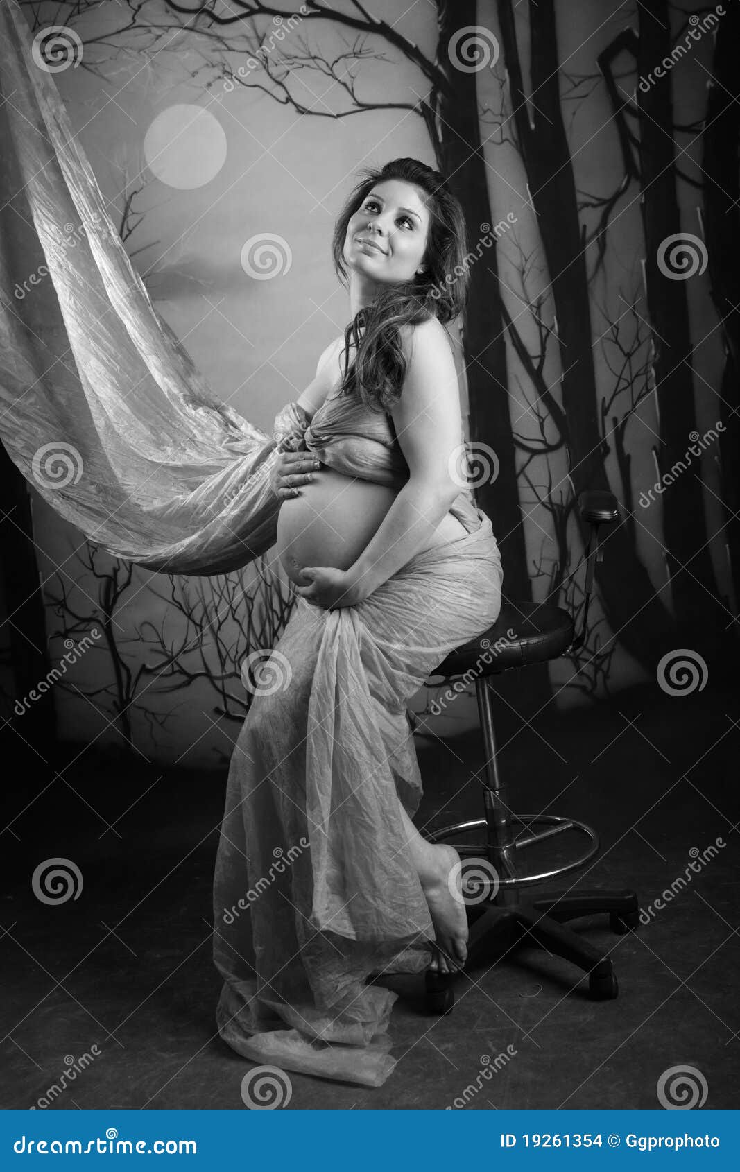 MOON NIGHT - Página 19 Retrato-de-una-mujer-embarazada-en-blanco-y-negro-19261354