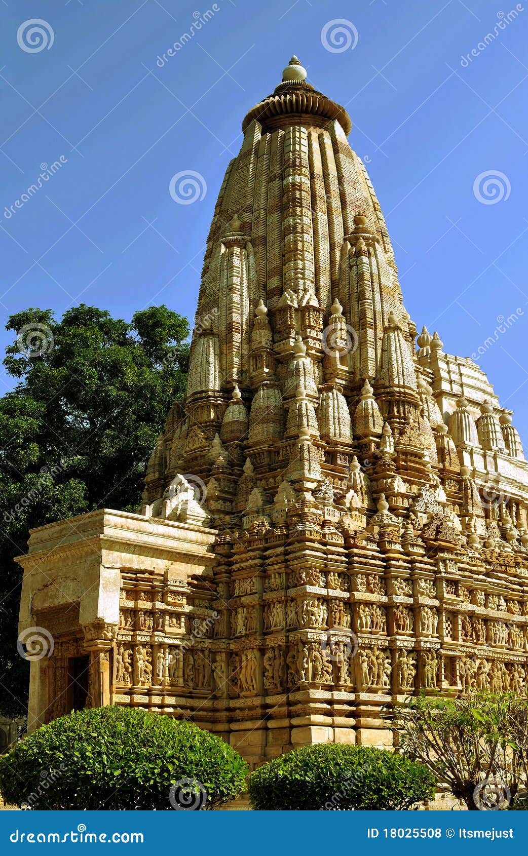 le monument de Martin du 27 janvier trouvé par Martine Temple-dans-khajuraho-inde-18025508