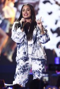 Деми Ловато (Demi Lovato) performing Sorry Not Sorry at the iHeartRadio Music Festival in Las Vegas, 23.09.2017 (46xHQ) E4e192617728763