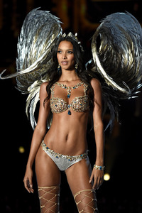 Lais Ribeiro  382c74905013424