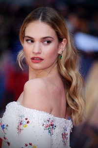 Lily James E8e10a927023594