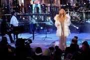 Мэрайя Кэри (Mariah Carey) Performs at the Dick Clark's New Year's Rockin' Eve with Ryan Seacrest (New York, December 31, 2017) 74b889707527843