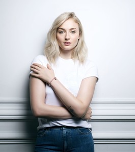 Sophie Turner  Df405f1027712844