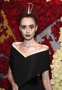 Lily Collins 776099900502804