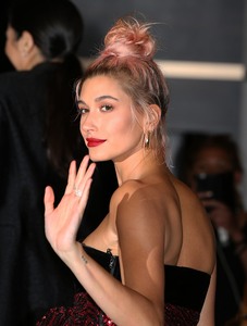 Hailey Baldwin 11733f899184464