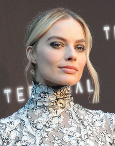 Margot Robbie B06774900064724