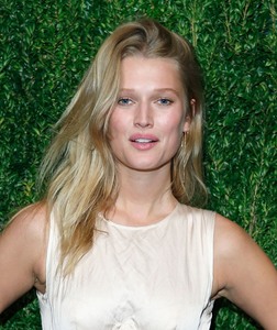 Toni Garrn 51934d1024453054