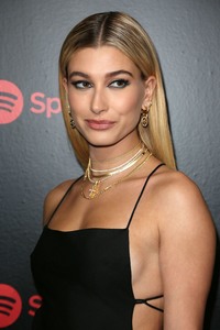 Hailey Baldwin 82244a904410764