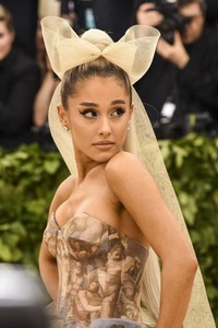 Ariana Grande 5a099a900975714