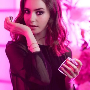 Lily Collins 54c7bb902533874