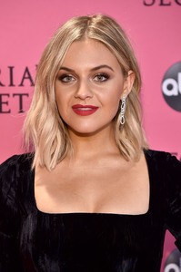 Kelsea Ballerini  5dd5381027711654