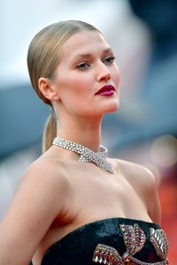 Toni Garrn 381ac8897059264