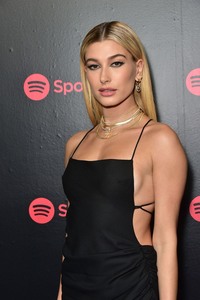 Hailey Baldwin 19cd85904410794