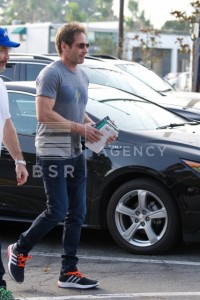 2018/01/02 - David Duchovny pick up book from the store Ed4b87706188393