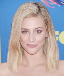 Lili Reinhart  8eabdb947271174