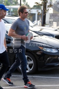 2018/01/02 - David Duchovny pick up book from the store 095faf706188403