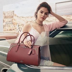 Selena Gomez 650c2a941859384