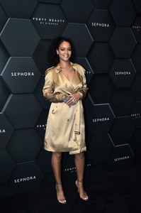 Rihanna            Dfc362990335504