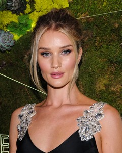 Rosie Huntington-Whiteley  3b1b48947835094