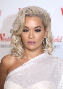 Rita Ora     - Sayfa 2 D70b7e1015740144