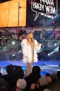 Мэрайя Кэри (Mariah Carey) Performs at the Dick Clark's New Year's Rockin' Eve with Ryan Seacrest (New York, December 31, 2017) A52264707531263
