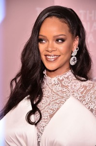 Rihanna            C4bb16974076334