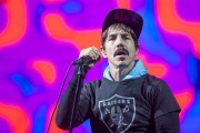 Red Hot Chili Peppers - Perfoms on stage at T in The Park Festival in Strathallan Castle, Scotland, 10.07.2016 (34xHQ) 69fce4640848383