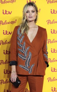 Laura Whitmore  2feaa31005595604