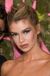 Stella Maxwell  8f9e2f984460594